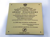 Grawerowana tablica pamiatkowa poświęcona Jóżefowi Piłsudskiemu
